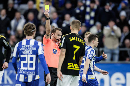 Domare Kristoffer Karlsson delar ut en varning till AIKs Anton Salétros