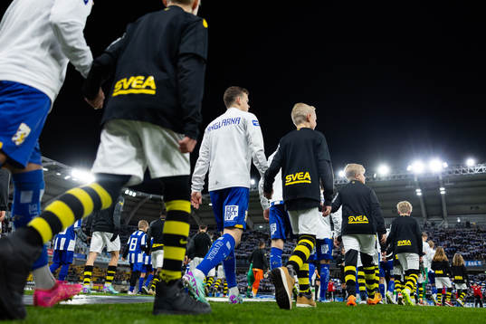IFK Göteborgs och AIKs spelare på väg ut för line up
