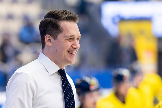 Head coach Sam Hallam of Sweden
