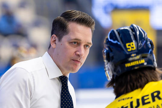 Head coach Sam Hallam of Sweden