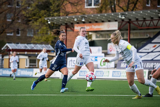 FC Rosengårds Mikaela Stojanovska och Kalmars Nova Karlsson och Amanda Persson