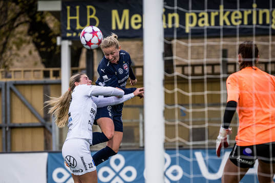 Kalmars Alva Hallengren och FC Rosengårds Emilia Larsson