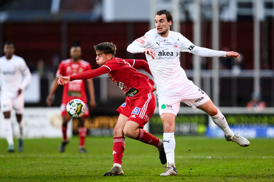 Skövde AIKs Isak Vidjeskog och Helsingborgs Adam Hellborg
