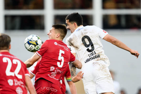 Skövde AIKs Gustav Broman och Helsingborgs Lucas Lima