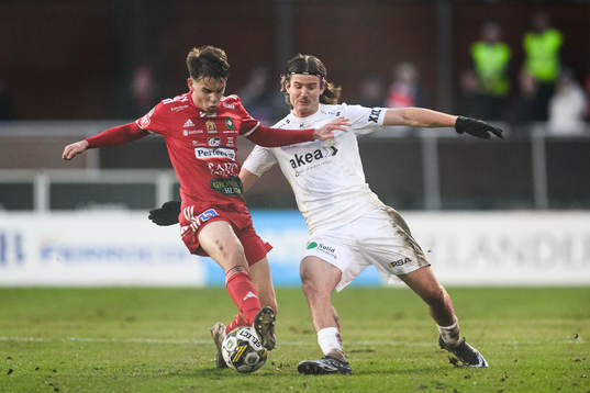 Skövde AIKs Isak Vidjeskog och Helsingborgs Wilhelm Loeper