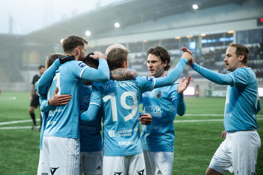 Gefles Ahmed Bonnah jublar med lagkamrater