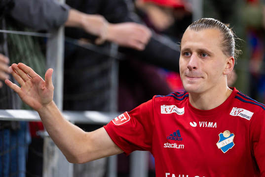 Östers Jesper Jonasson Westermark hälsar på fans