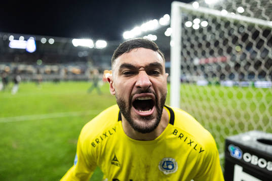 Utsiktens målvakt Elias Hadaya jublar