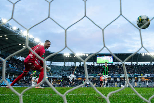 Utsiktens William Milovanovic skjuter 0-1 i mål bakom GAIS
