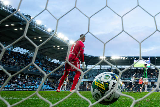 Utsiktens William Milovanovic skjuter 0-1 i mål bakom GAIS