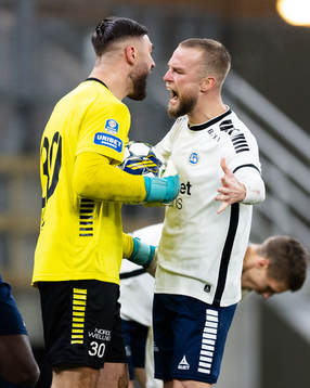 Utsiktens målvakt Elias Hadaya jublar ihop med Alexander Faltsetas efter en räddning