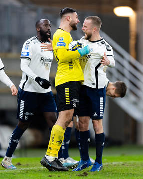 Utsiktens målvakt Elias Hadaya jublar ihop med Alexander Faltsetas efter en räddning