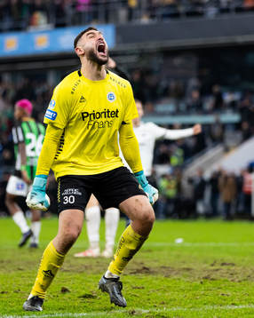Utsiktens målvakt Elias Hadaya jublar