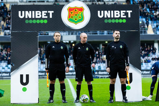 Assisterande domare Conny Hugman, domare Per Melin och assisterande domare Niclas Karlsson innan fotbollsmatchen i Superettan mellan GAIS och Utsikten den 11 november 2023 i Göteborg. 