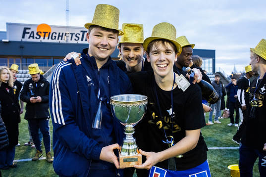 IFK Norrköpings målvaktstränare Axel Lindgren, Emil Holmberg och Ture Sandberg jublar