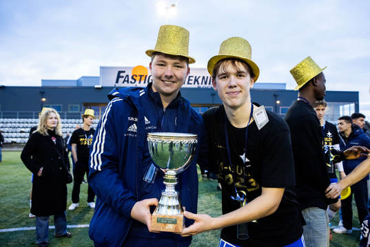 IFK Norrköpings målvaktstränare Axel Lindgren och Ture Sandberg jublar