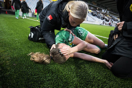 Hammarbys Emma Westin har ont och får vård