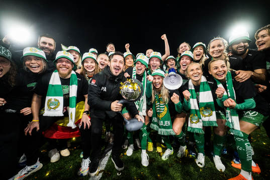 Hammarbys tränare Pablo Pinones-Arce jublar med spelarna