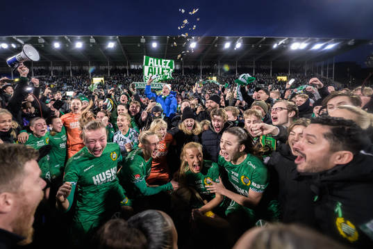 Hammarbys Smilla Holmberg och tränare Pablo Pinones-Arce jublar med lagkamrater över SM-guld