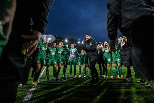 Hammarbys tränare Pablo Pinones-Arce i väntan på resultat i övriga matcher för att säkra SM-guld