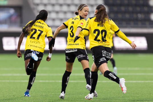 Häckens Aisha Masaka jublar med Aivi Luik och Hanna Wijk efter 2-0