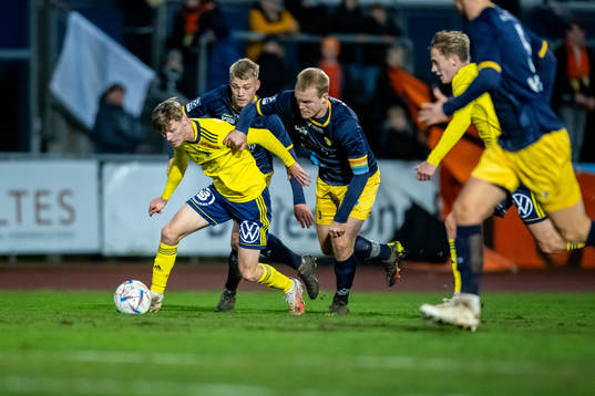 Ängelholms Anton Nilsson och Torns IFs Adam Olofsson 