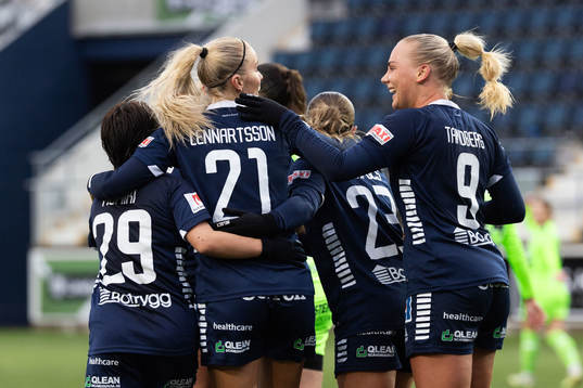 Linköpings Stina Lennartsson jublar med lagkamrater