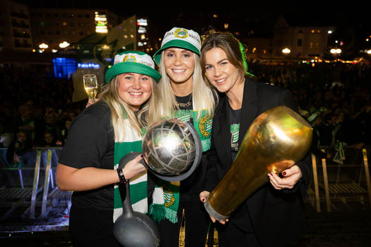 Hammarbys Alice Carlsson och Hanna Folkesson spelare jublar med pokalerna