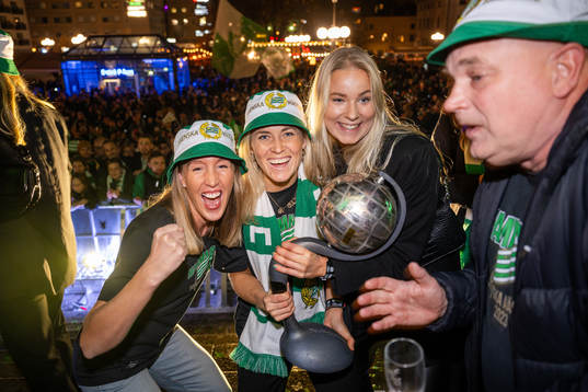 Hammarbys Julia Roddar, Ellen Gibson och Eva Nyström jublar med pokalen