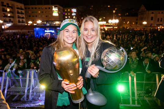 Hammarbys Vilde Hasund och Eva Nyström jublar med pokalen