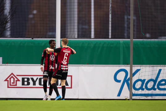 Östersunds Calvin Kabuye jublar