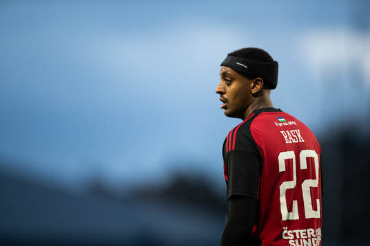 Östersunds Malcolm Stolt jublar med lagkamrater