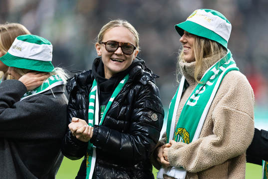 Hammarbys Matilda Vinberg när damlaget hyllas för sitt SM-guld i halvtid