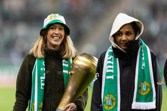 Hammarbys Julia Roddar och Madelen Janogy när damlaget hyllas för sitt SM-guld i halvtid