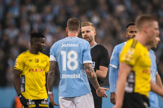 Domare Glenn Nyberg i samtal med Malmö FFs Pontus Jansson