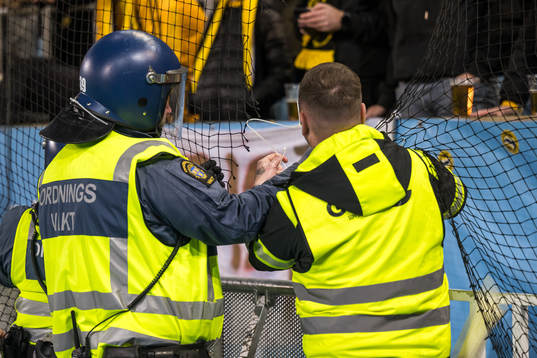 Säkerhetspersonal försöker laga skyddsnätet