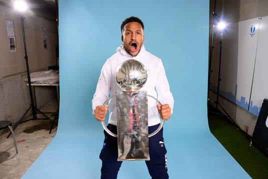 Malmö FFs Martin Olsson jublar med pokalen