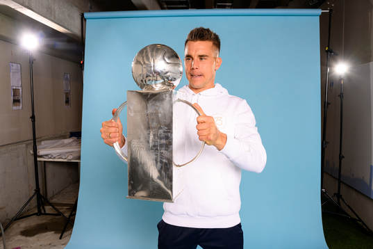 Malmö FFs Jonas Knudsen jublar med pokalen