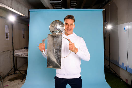 Malmö FFs Jonas Knudsen jublar med pokalen