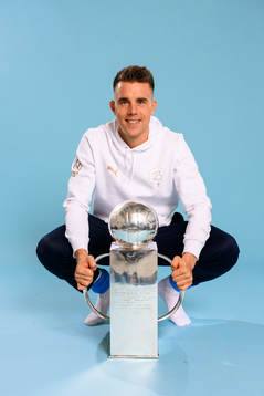 Malmö FFs Jonas Knudsen jublar med pokalen