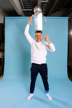 Malmö FFs Jonas Knudsen jublar med pokalen