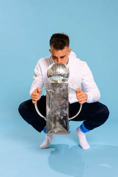 Malmö FFs Jonas Knudsen jublar med pokalen