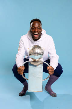 Malmö FFs målvakt Ismael Diawara jublar med pokalen