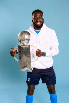 Malmö FFs Mahame Siby jublar med pokalen