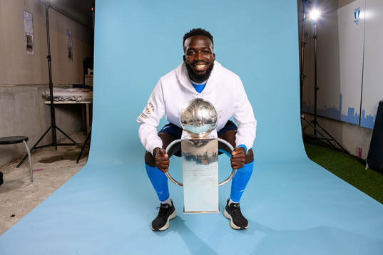 Malmö FFs Mahame Siby jublar med pokalen