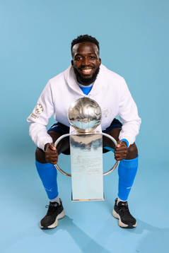 Malmö FFs Mahame Siby jublar med pokalen