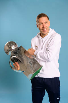 Malmö FFs Anton Tinnerholm jublar med pokalen