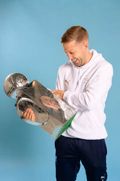 Malmö FFs Anton Tinnerholm jublar med pokalen