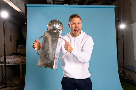 Malmö FFs Anton Tinnerholm jublar med pokalen