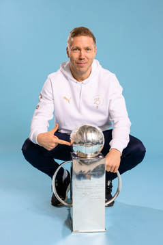 Malmö FFs Anton Tinnerholm jublar med pokalen